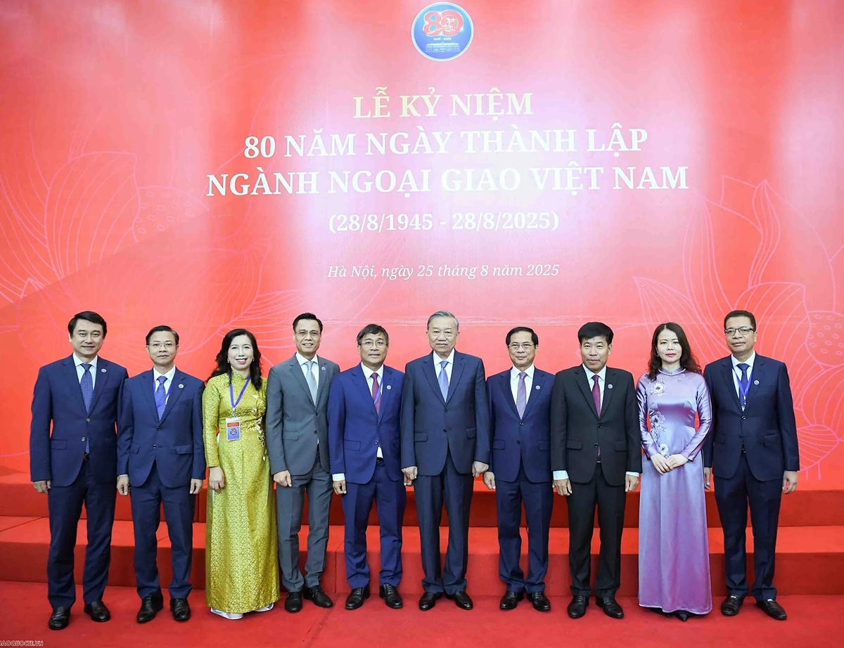 Tổng Bí thư Tô Lâm cùng Lãnh đạo Bộ Ngoại giao chụp ảnh tại Lễ kỷ niệm 80 năm thành lập ngành ngoại giao diễn ra ngày 25/8. (Ảnh: Nguyễn Hồng)