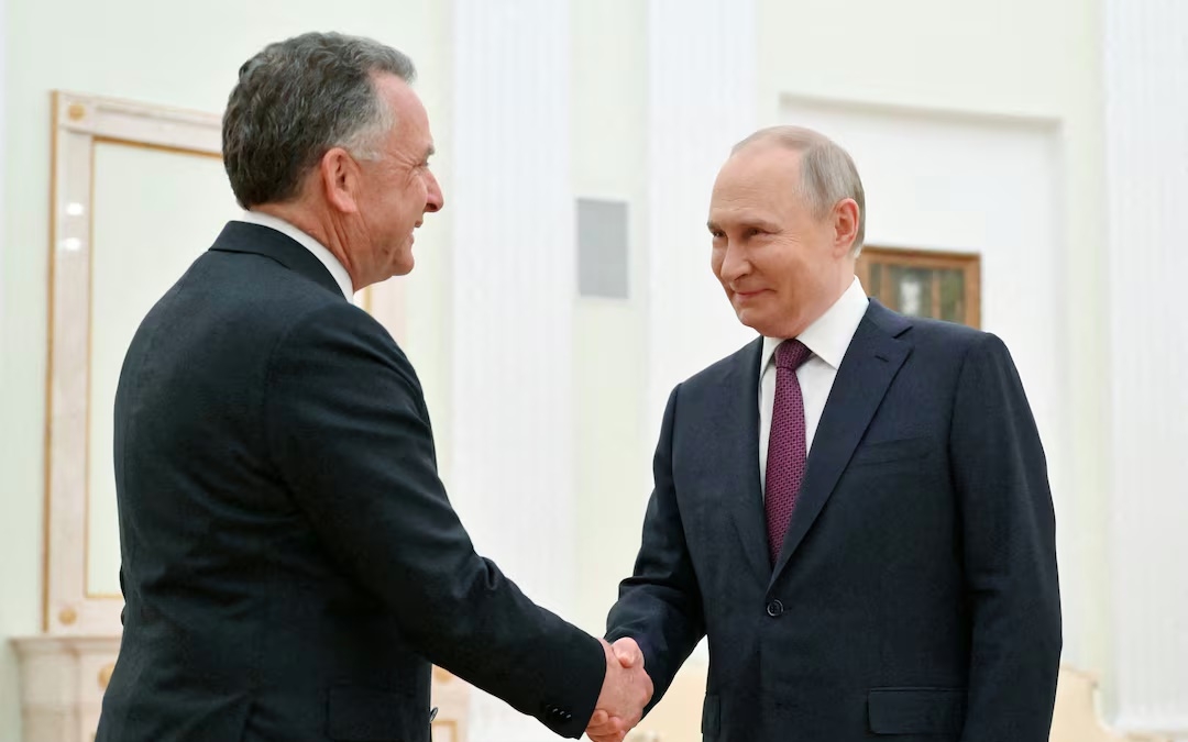 Tổng thống Nga Putin (phải) bắt tay Đặc phái viên Steve Witkoff hồi tháng 4/2025. Ảnh: Reuters.