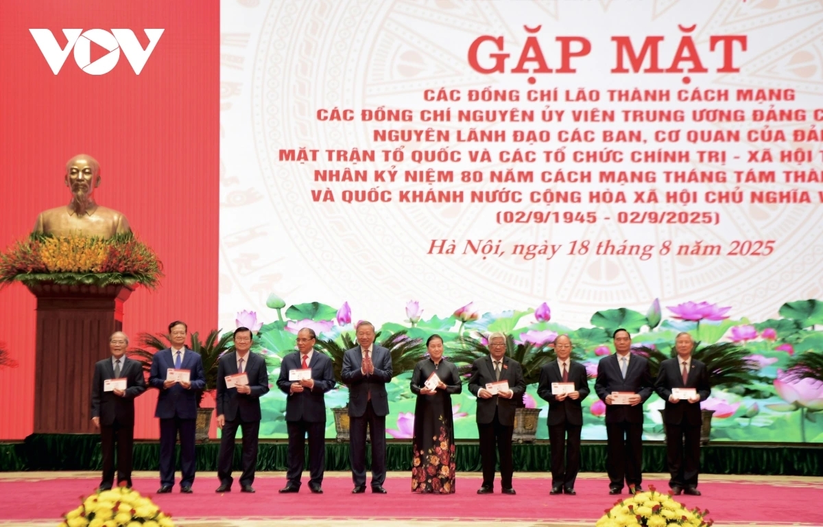 Tổng Bí thư Tô Lâm trao Thẻ Đảng viên (mẫu mới) cho các nguyên Lãnh đạo Đảng, Nhà nước.
