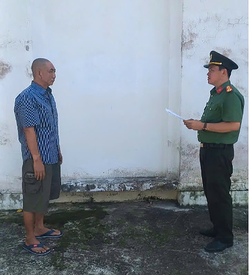 Tống đạt Quyết định khởi tố bị can đối với Lê Văn Hiếu.