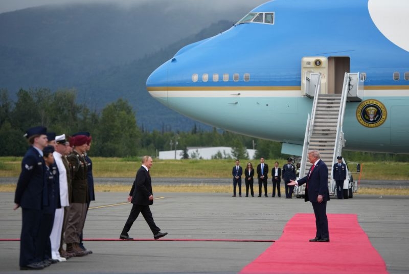 Tổng thống Donald Trump chào đón Tổng thống Nga Vladimir Putin tại Anchorage, Alaska. Ảnh: CNN