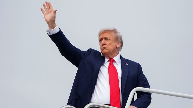 Tổng thống Mỹ Donald Trump lên chuyên cơ Không lực Một tại Anchorage, Alaska, ngày 15/8/2025. Ảnh: RT