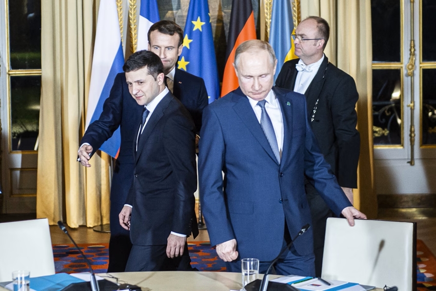 Tổng thống Pháp Emmanuel Macron, Tổng thống Ukraine Volodymyr Zelensky và Tổng thống Nga Vladimir Putin trong một cuộc họp tại Điện Élysée ở Paris. Ảnh: The WSJ