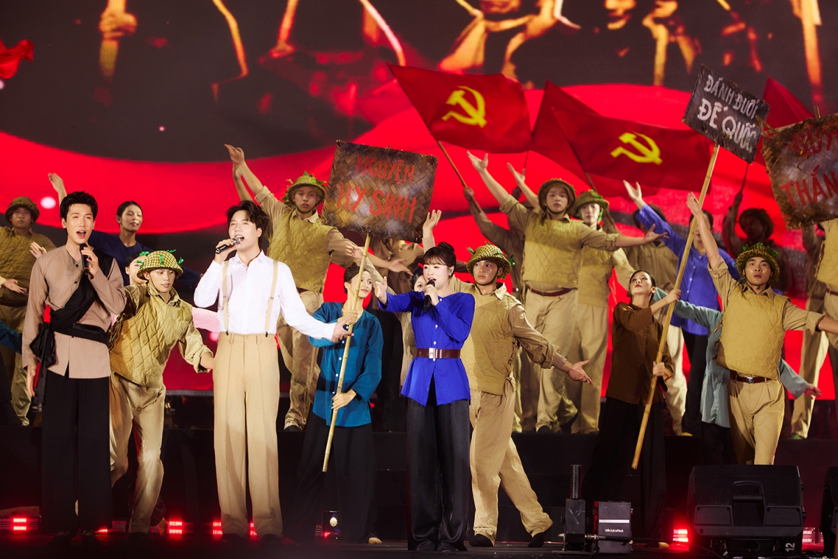 Nguyễn Thu Hằng xúc động khi hóa thân cô dân quân trong hoạt cảnh tráng ca. Ảnh: Thắng Phạm