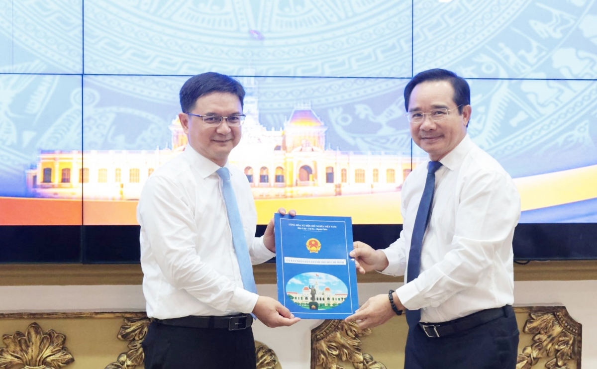 Chủ tịch UBND TP.HCM Nguyễn Văn Được trao quyết định cho tân Phó chủ tịch UBND TP Nguyễn Mạnh Cường (Ảnh: Cổng thông tin điện tử TP.HCM).