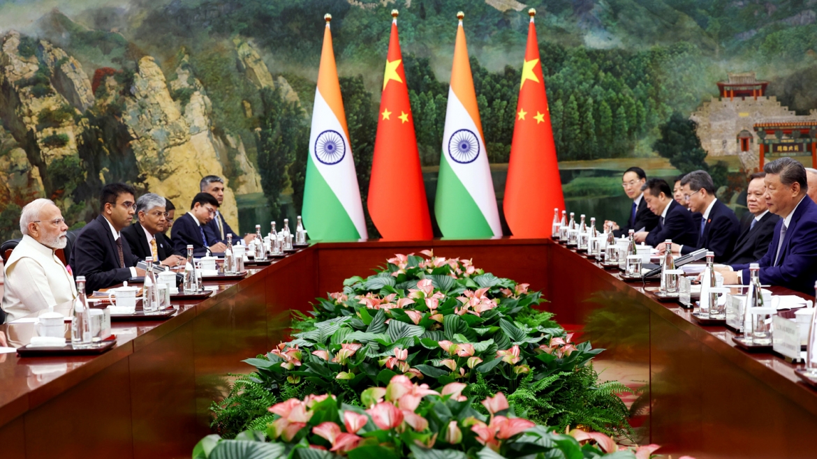 Thủ tướng Ấn Độ Narendra Modi và Chủ tịch Trung Quốc Tập Cận Bình tại cuộc hội đàm ở Thiên Tân - Ảnh: ANI