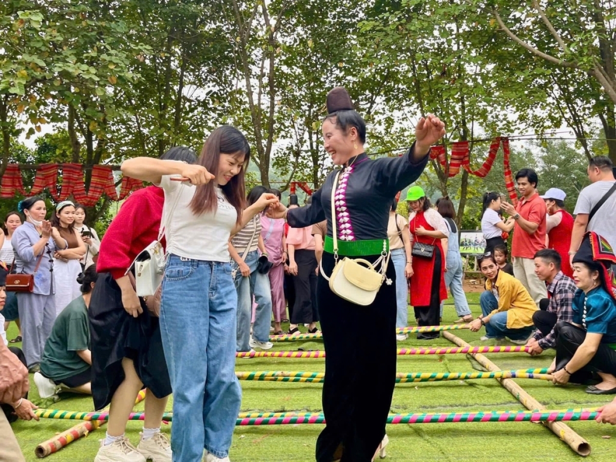 Du khách và đồng bào cùng vui trong điệu nhảy sạp. (Ảnh: LVH)