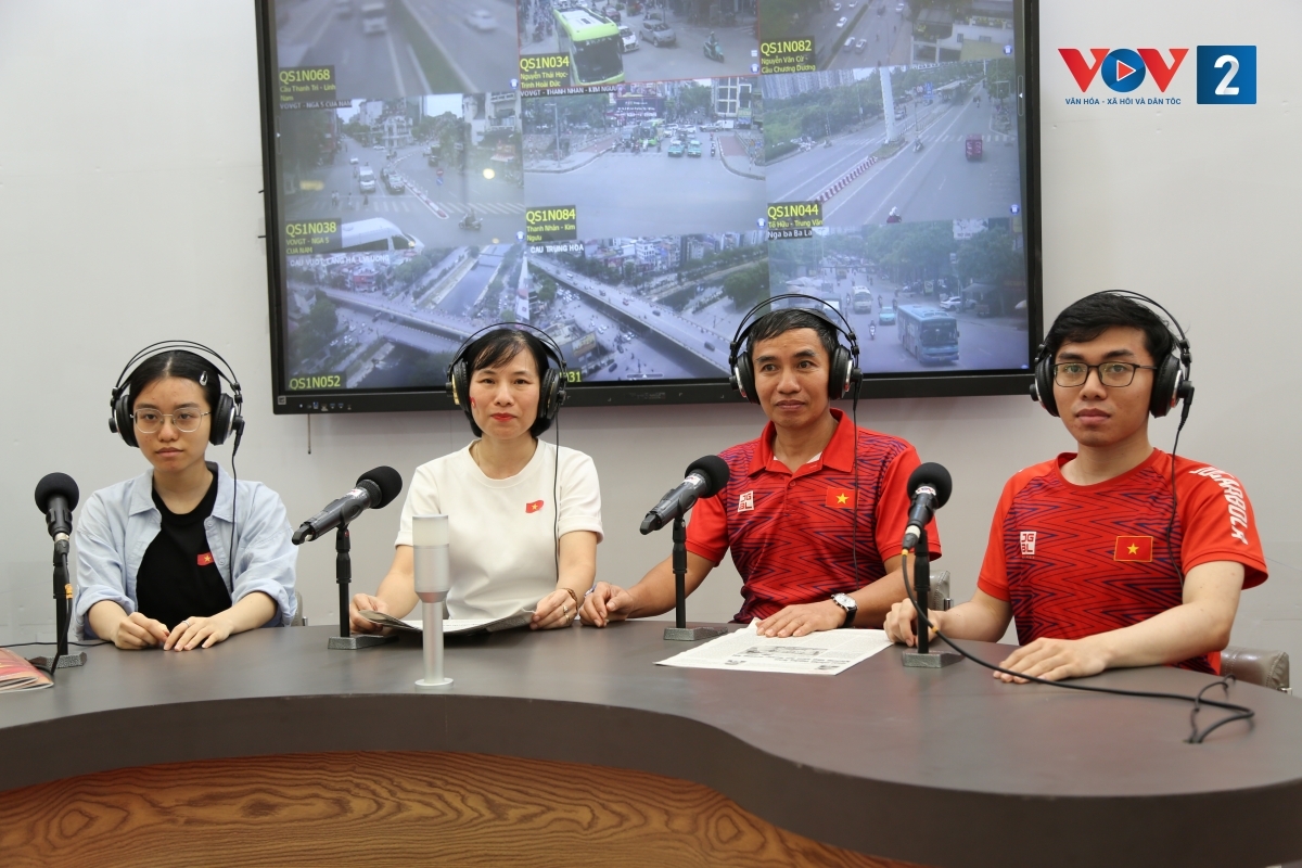 Cả gia đình chị Mai Ngọc ở Xuân Mai cùng trải nghiệm làm MC