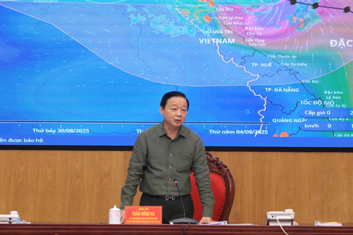Phó Thủ tướng Trần Hồng Hà chủ trì cuộc họp ứng phó với bão số 5 sáng 25/8 (Ảnh: Doãn Hòa).