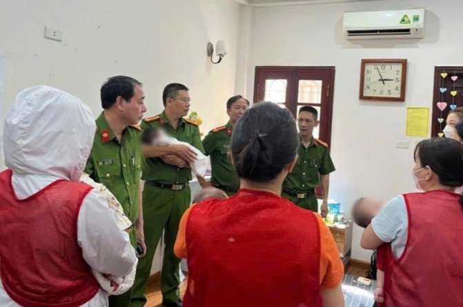 Lực lượng chức năng giải cứu thành công các bé sơ sinh trong đường dây mang thai hộ. (Ảnh: M.H)