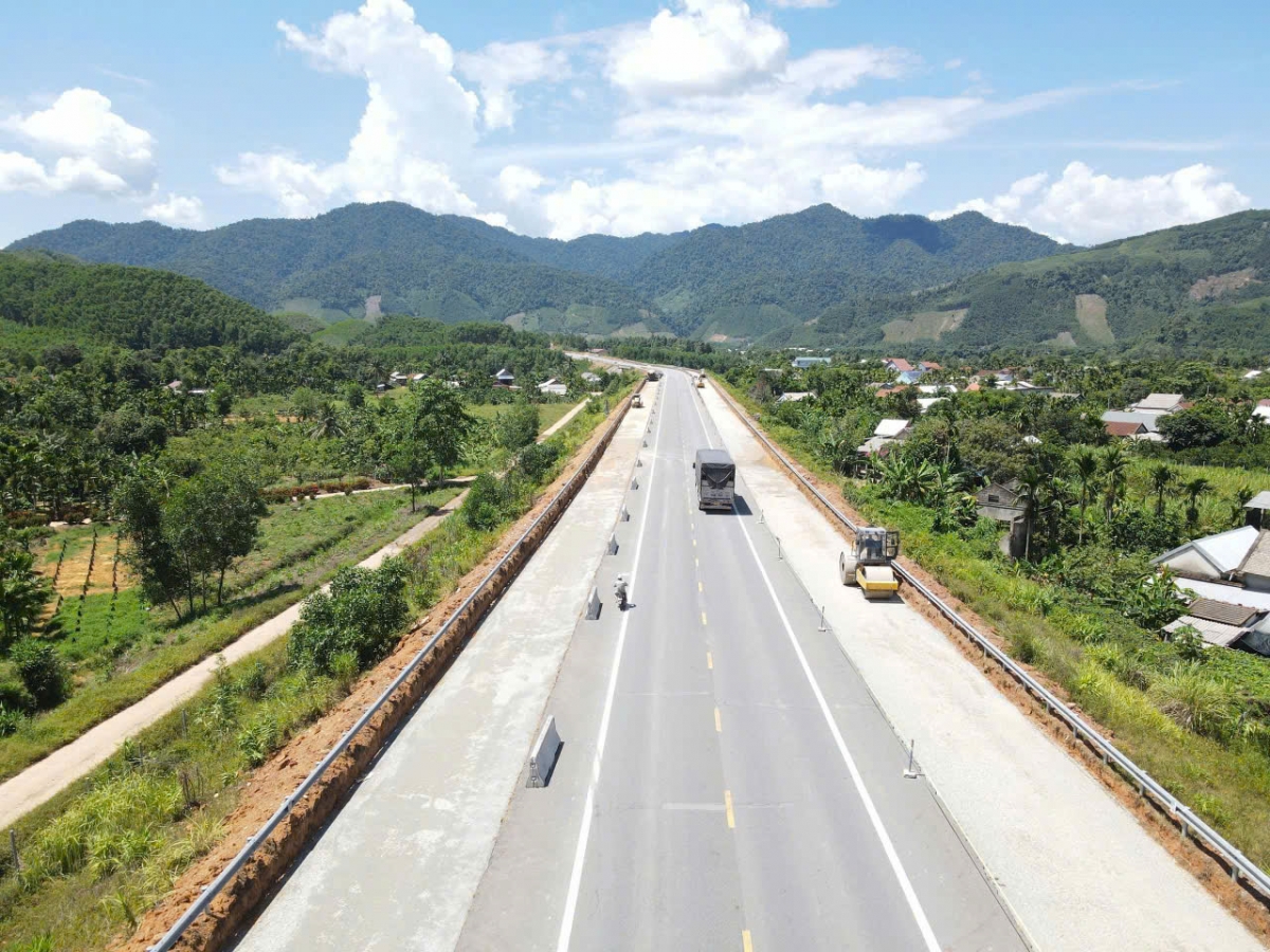 Thi công mặt đường cao tốc La Sơn- Hòa Liên