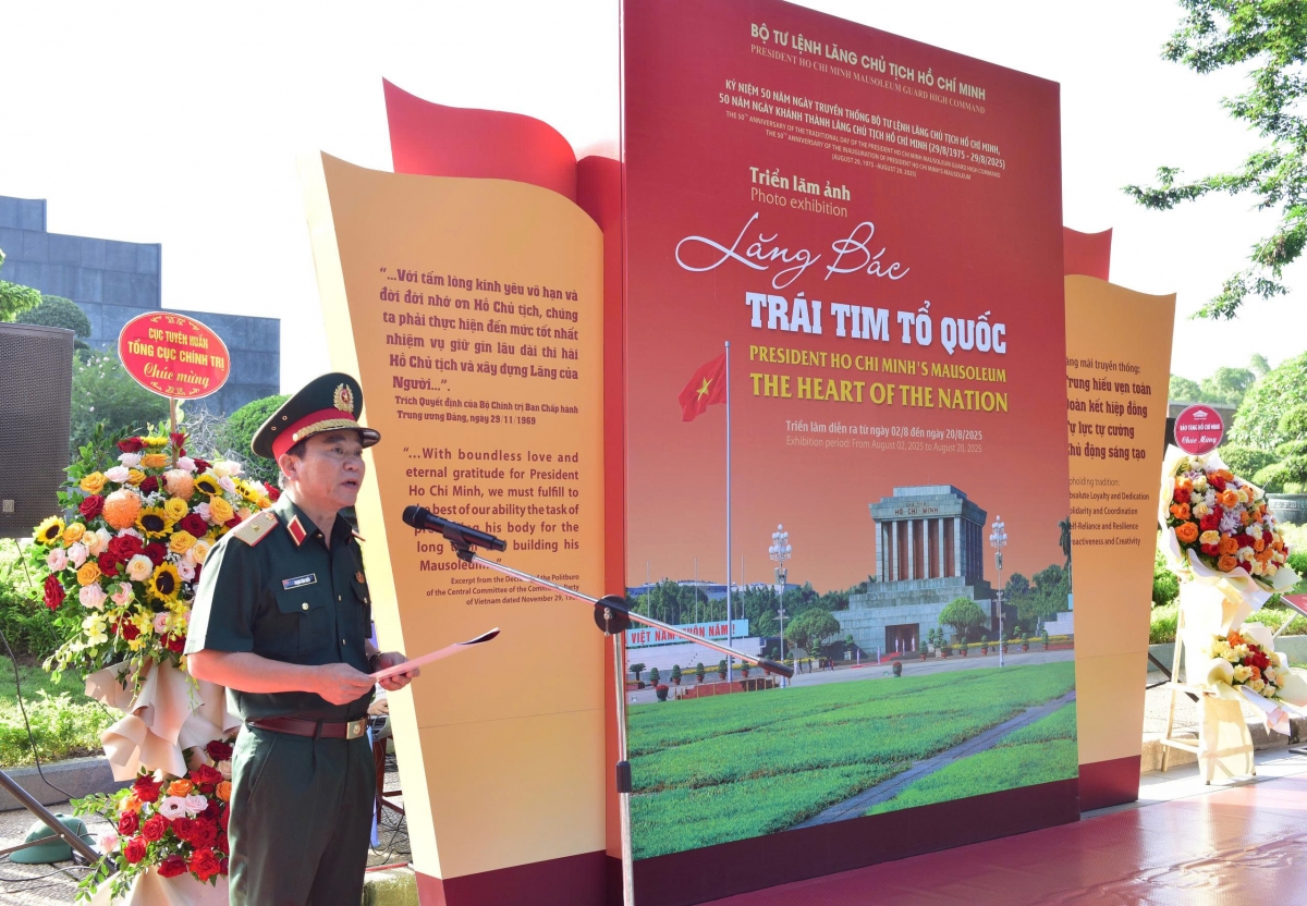 Thiếu tướng Phạm Văn Hiếu, Bí thư Đảng uỷ Đoàn 969, Chính uỷ Bộ Tư lệnh Lăng Chủ tịch Hồ Chí Minh phát biểu khai mạc triển lãm ảnh.