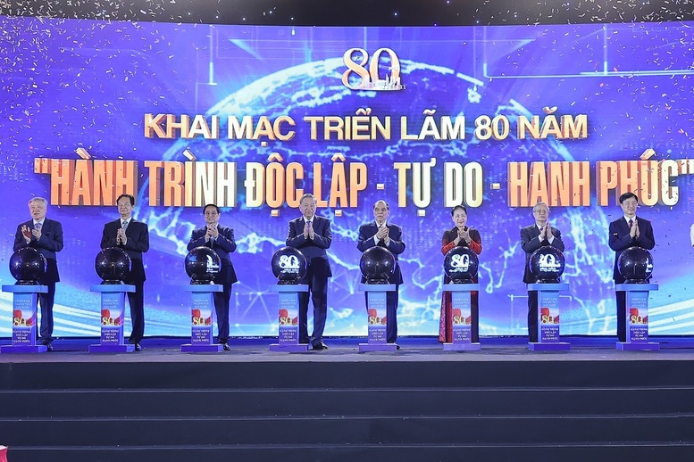 Lãnh đạo Đảng, Nhà nước thực hiện nghi thức khai mạc Triển lãm “80 năm Hành trình Độc lập - Tự do - Hạnh phúc” - Ảnh: VGP/Nhật Bắc