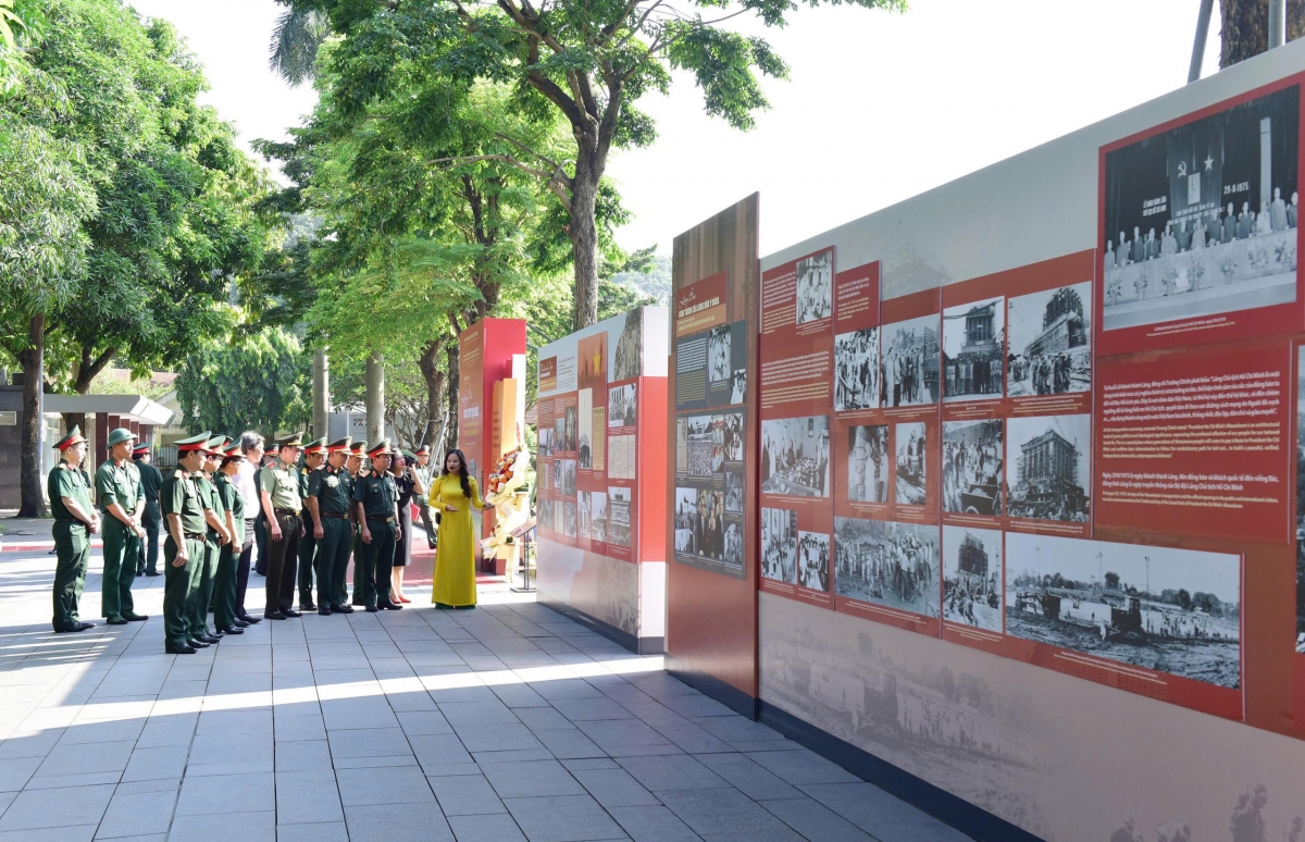 Các đại biểu nghe thuyết minh về triển lãm.