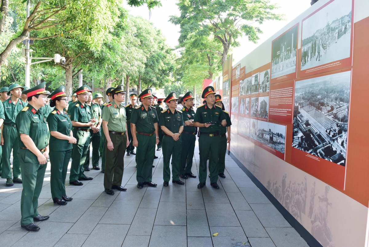 Các đại biểu nghe thuyết minh về triển lãm.