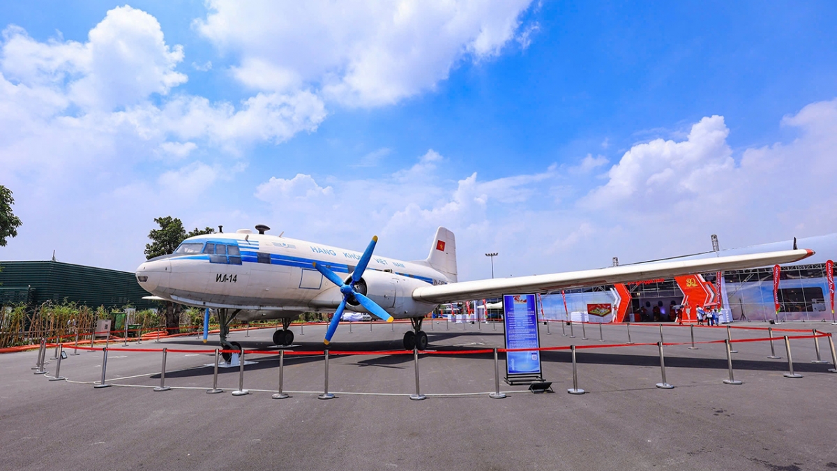 Chiếc máy bay IL-14 từng được sử dụng làm chuyên cơ phục vụ Chủ tịch Hồ Chí Minh được trưng bày tại phân khu “Khát vọng bầu trời”.