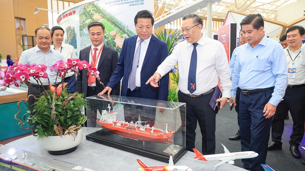 Bộ trưởng Trần Hồng Minh và các lãnh đạo Bộ Xây dựng đã tới thăm không gian trưng bày thành tựu của ngành.