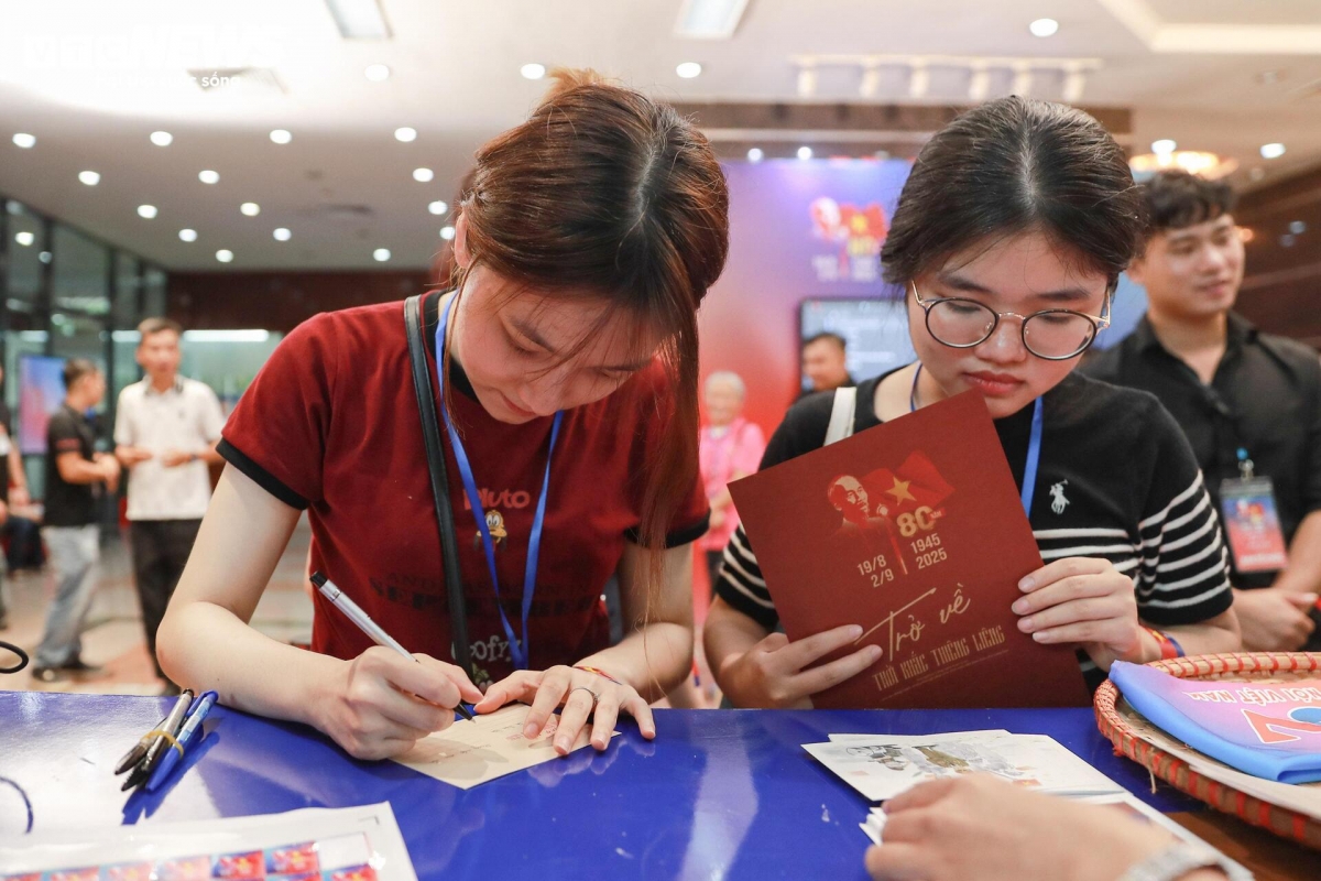 Sự kiện “Trở về thời khắc thiêng liêng” được Đài Tiếng nói Việt Nam (VOV) tổ chức, mở cửa miễn phí trong hai ngày 19 và 20/8 tại 58 Quán Sứ, trước khi tiếp tục phục vụ công chúng từ 28/8 đến 5/9 tại Trung tâm Triển lãm Quốc gia Đông Hội (Đông Anh, Hà Nội).