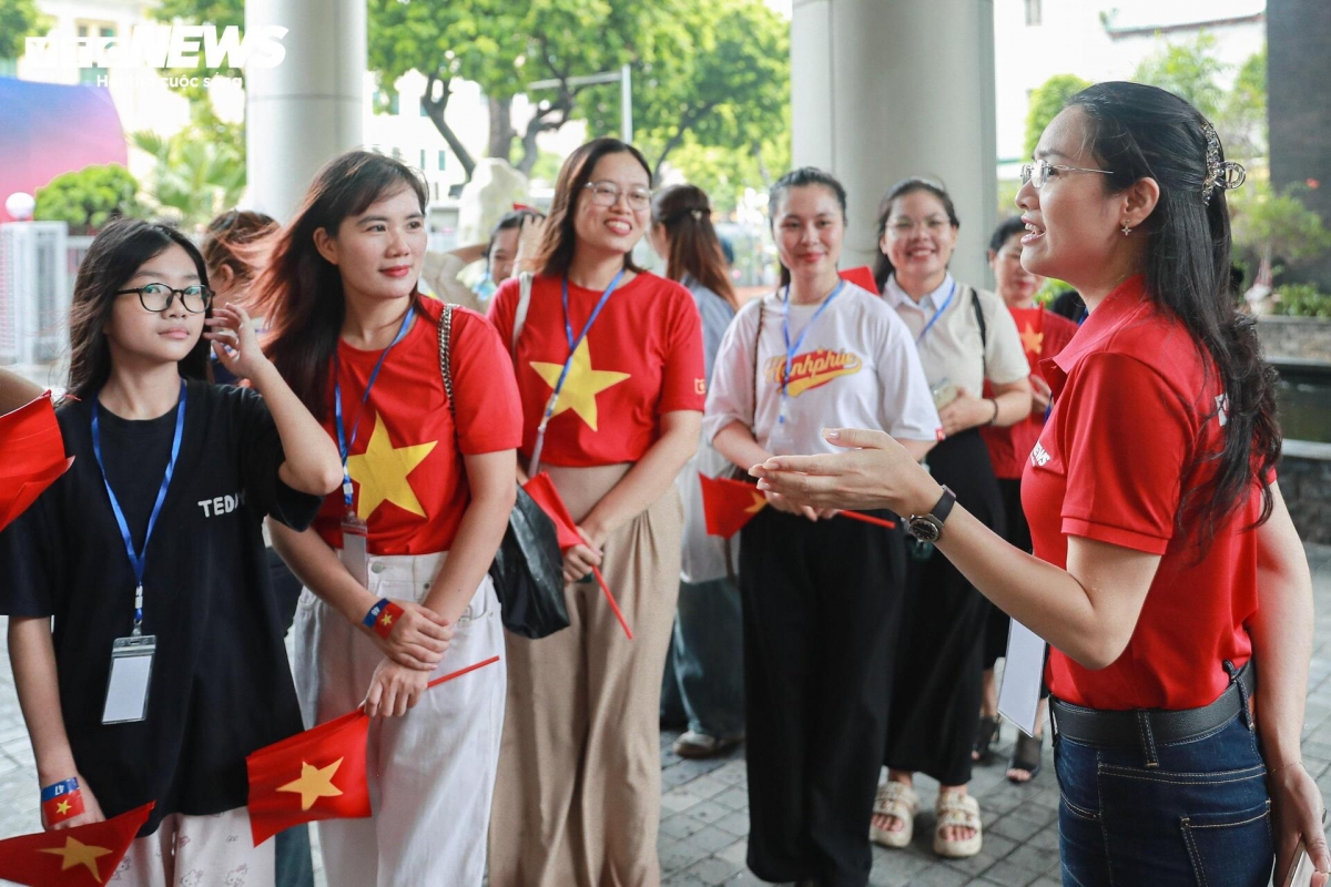 Sự kiện ứng dụng công nghệ thực tế ảo (VR) cho phép công chúng trực tiếp “xuyên không” trở lại Quảng trường Ba Đình năm 1945 - ngày Chủ tịch Hồ Chí Minh đọc bản Tuyên ngôn Độc lập, khai sinh nước Việt Nam Dân chủ Cộng hòa.