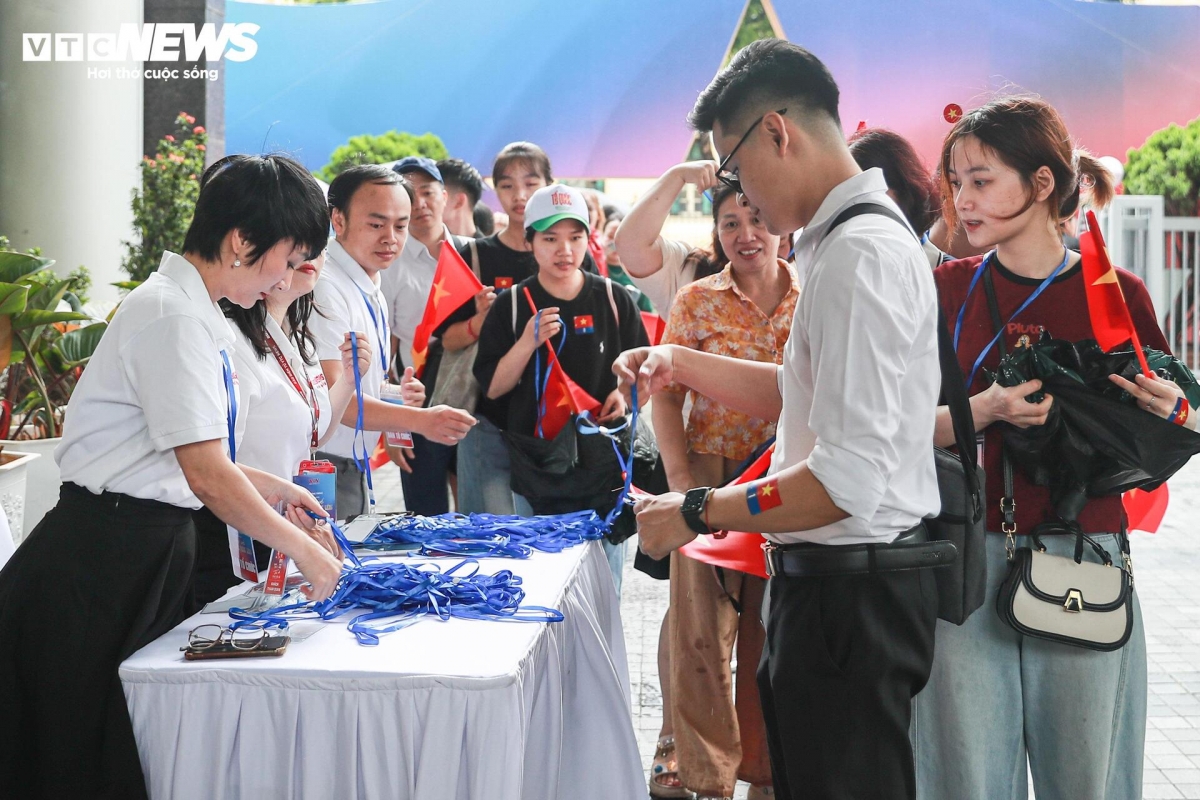 Không khí bên trong sảnh G, Trung tâm Phát thanh Quốc gia (58 Quán Sứ, Hà Nội) như ngưng đọng khi chiếc kính VR được kích hoạt, nhiều người không khỏi lặng đi.