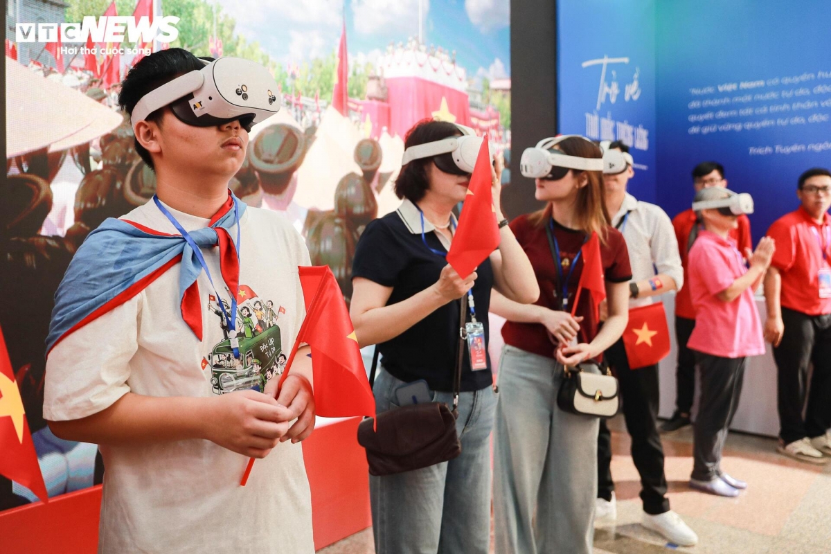 Trước mắt họ, hình ảnh Quảng trường rộng lớn hiện ra, biển người hân hoan vẫy cờ, hô vang những lời thề sắt son.