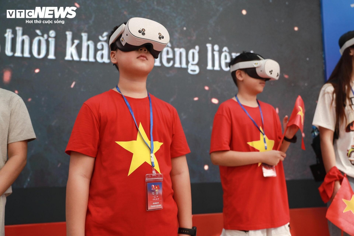 Khoảnh khắc ấy, nhiều khán giả không giấu nổi sự xúc động. Họ lặng im lắng nghe, rồi như hòa mình vào dòng người năm xưa, đồng thanh hô vang lời thề giữ nước.