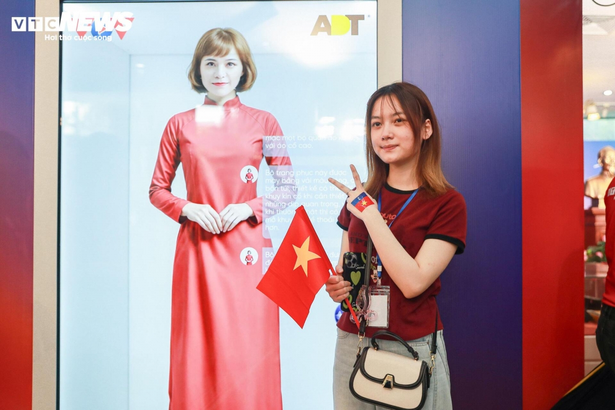 Nguyễn Phương Anh, sinh viên năm 3 Học viện Báo chí và Tuyên truyền, vừa tháo kính thực tế ảo vừa chia sẻ: “Lần đầu tiên tôi thấy mình như được sống trong ngày 2/9 lịch sử. Trước giờ, tất cả chỉ qua sách vở, hình ảnh, nhưng hôm nay tôi thực sự có cảm giác được đứng ở Quảng trường Ba Đình, giữa biển người cùng chung lý tưởng. Tôi thấy tự hào và càng có trách nhiệm hơn với đất nước".