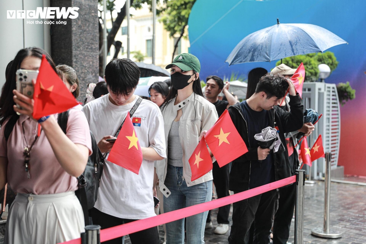 “Tôi rất bất ngờ vì công nghệ có thể đưa lịch sử gần gũi đến vậy. Khi nghe tiếng Bác đọc Tuyên ngôn, tự nhiên tôi thấy sống lưng mình nổi da gà. Có lẽ đây là cách để thế hệ trẻ như chúng tôi cảm nhận được rõ rệt hơn sự hy sinh của cha ông. Nó không khô khan như những bài học lịch sử, mà chạm đến cảm xúc”, chị Huyền Anh, ở Ninh Bình chia sẻ.