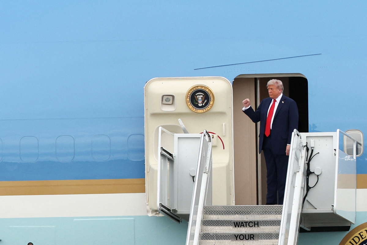 Chuyên cơ Không lực Một chở Tổng thống Trump đáp xuống căn cứ Elmendorf-Richardson ở Anchorage, Alaska trước khi chuyên cơ chở Tổng thống Nga hạ cánh khoảng 30 phút.