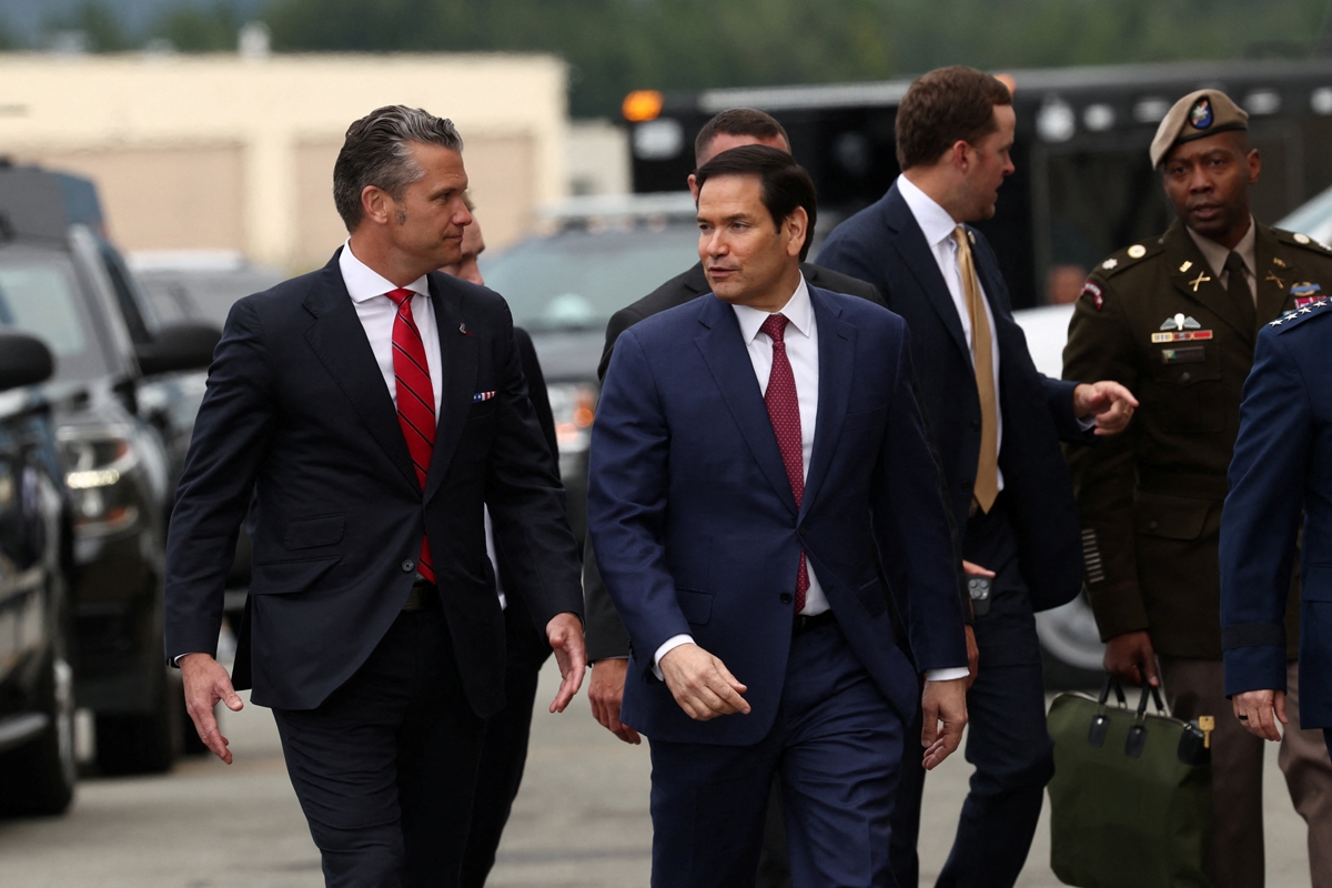 Bộ trưởng Quốc phòng Mỹ Pete Hegseth, Ngoại trưởng Macro Rubio cùng có mặt ở sân bay khi hai nhà lãnh đạo Nga - Mỹ gặp nhau.