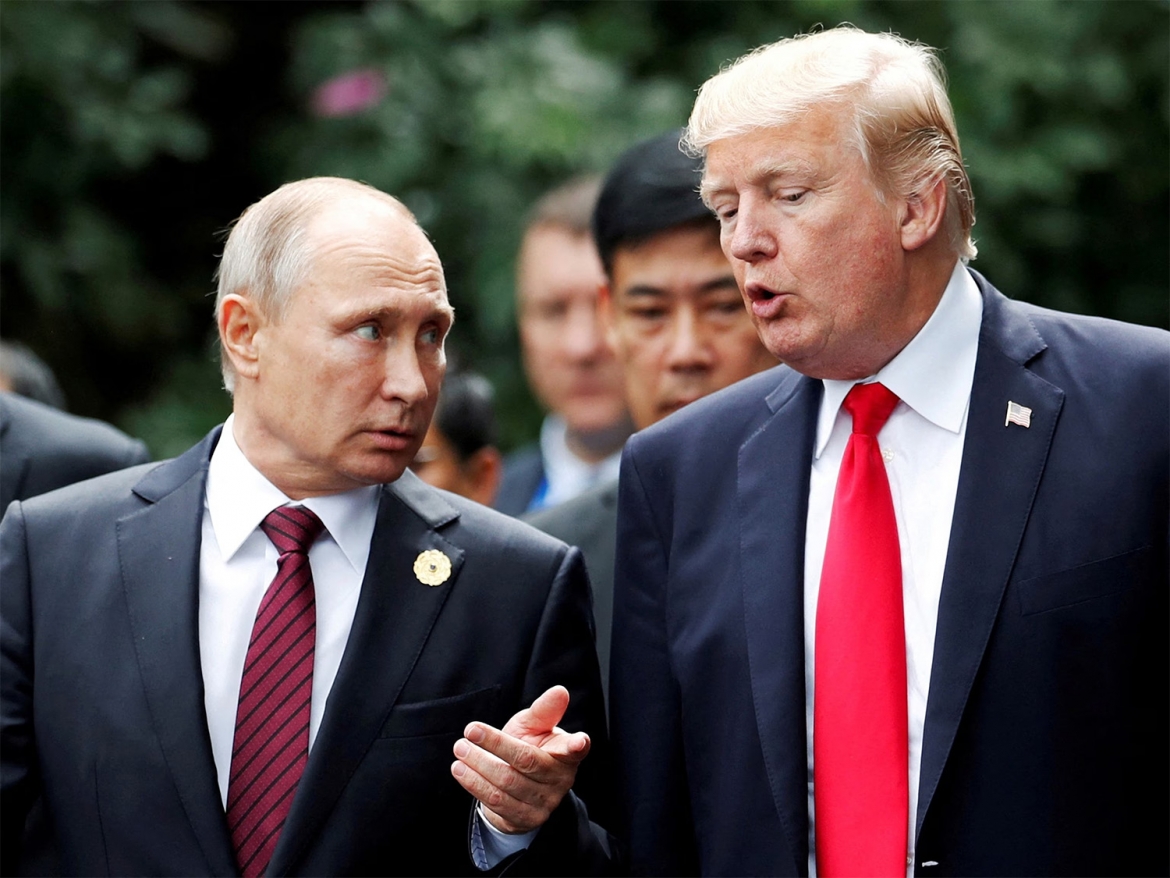 Tổng thống Mỹ Donald Trump và Tổng thống Nga Vladimir Putin trò chuyện trong lúc chụp ảnh chung tại Hội nghị Cấp cao APEC ở Đà Nẵng, Việt Nam, ngày 11/11/2017. Ảnh: Reuters