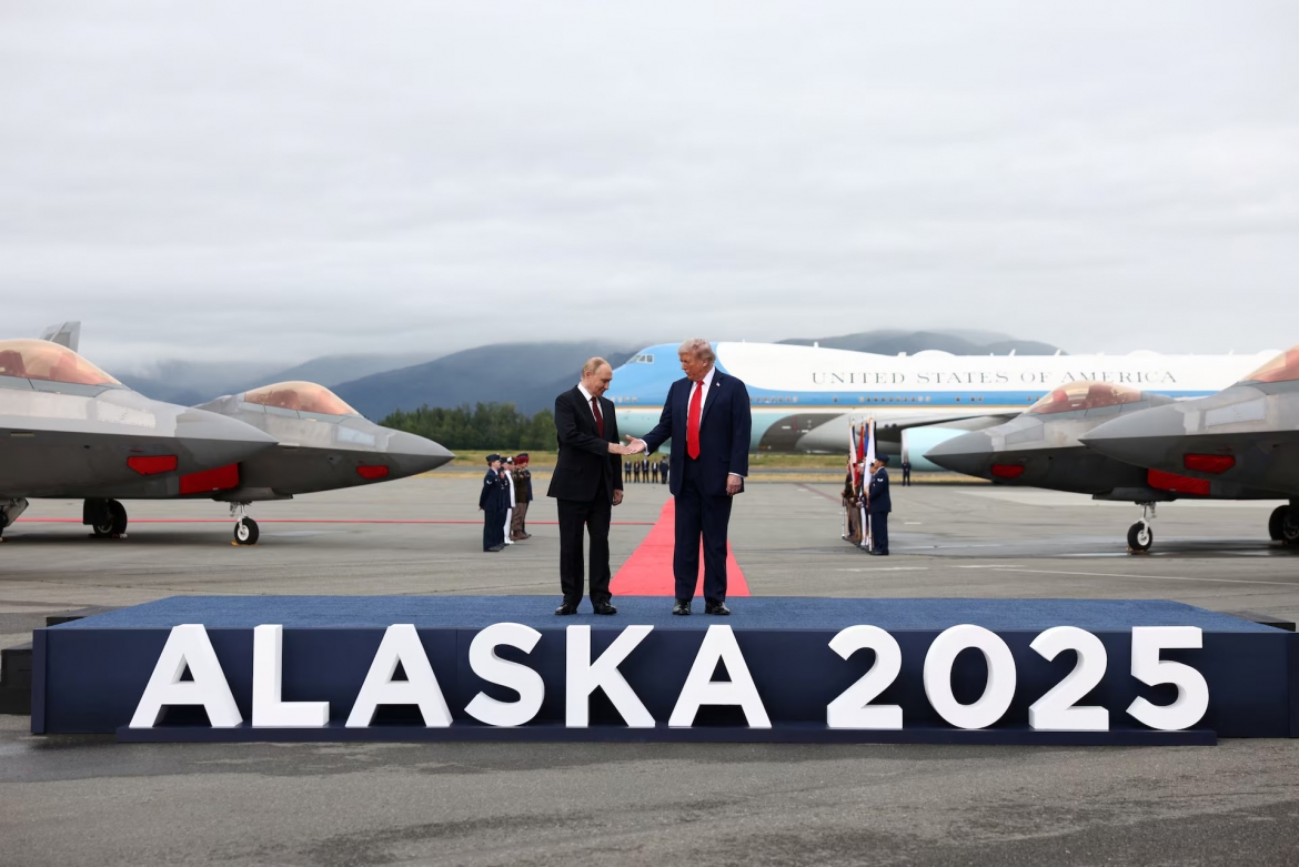 Tổng thống Mỹ Donald Trump bắt tay Tổng thống Nga Vladimir Putin tại Căn cứ Liên hợp Elmendorf-Richardson ở Anchorage, Alaska, ngày 15/8/2025. Ảnh: Reuters