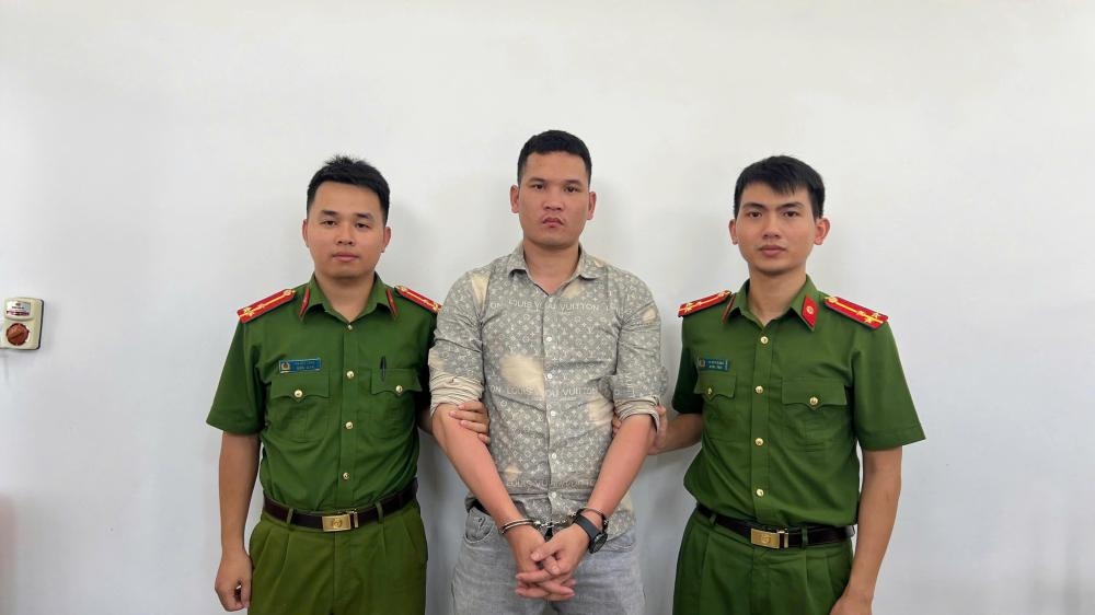 Đối tượng truy nã Nguyễn Lý Hùng bị bắt giữ. Ảnh: K.T