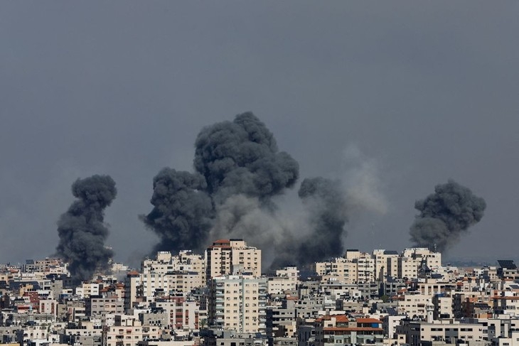 Khói bốc lên sau một cuộc không kích của Israel tại Gaza. Ảnh: Reuters