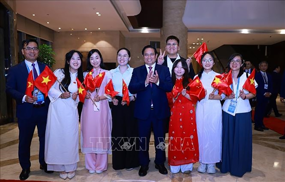 Cộng đồng người Việt Nam tại Thiên Tân đón Thủ tướng Phạm Minh Chính sang tham dự Hội nghị Thượng đỉnh Tổ chức Hợp tác Thượng Hải (SCO) 2025. Ảnh: TTXVN