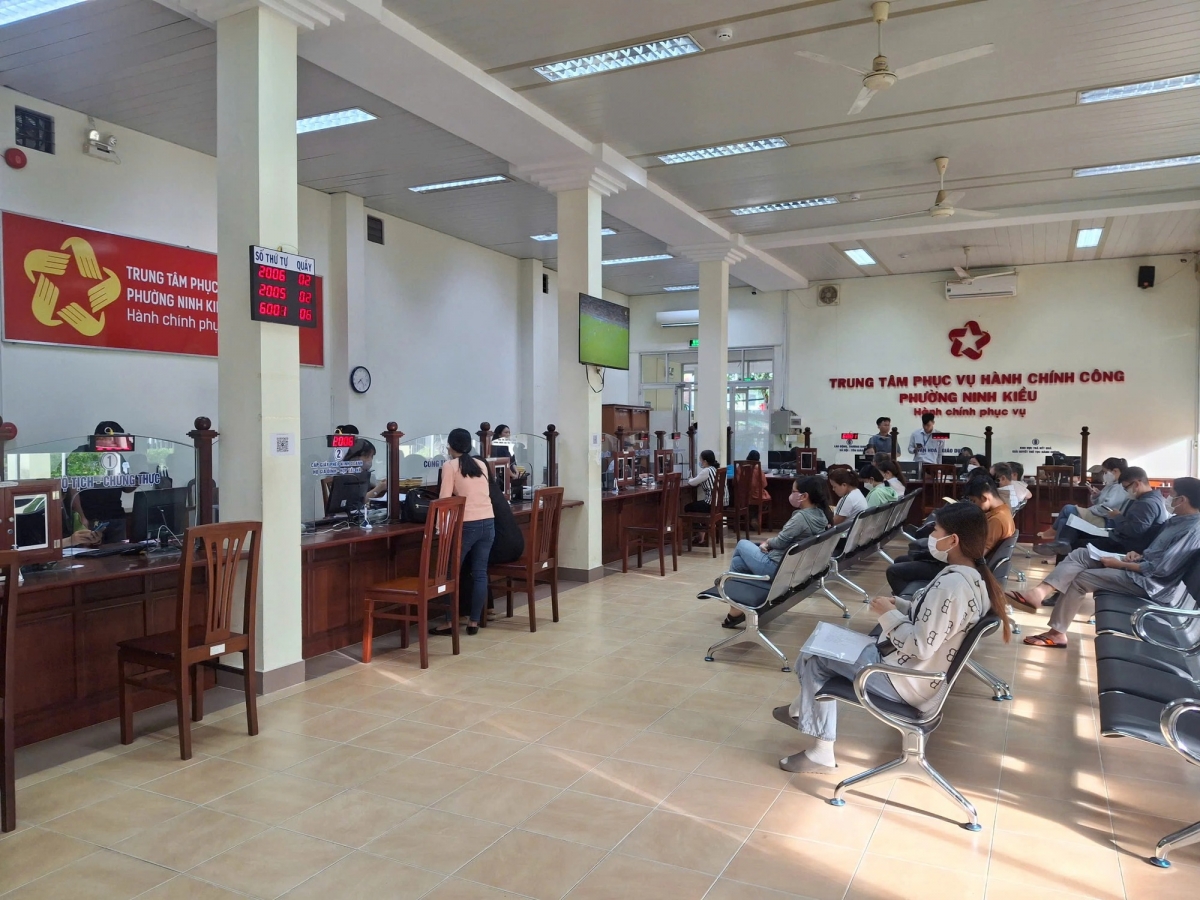 Thủ tướng Chính phủ Phạm Minh Chính yêu cầu bảo đảm cắt giảm, đơn giản hóa thủ tục hành chính, điều kiện
kinh doanh và thực hiện thủ tục hành chính thông suốt, hiệu quả trong triển khai chính quyền địa phương 02 cấp