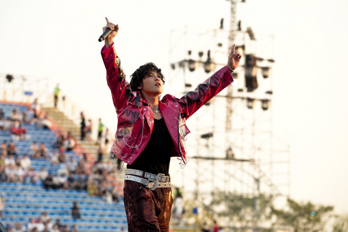 Từ 18h, 2pillz xuất hiện với vai trò DJ khuấy động sân khấu V Concert bằng những giai điệu sôi động.