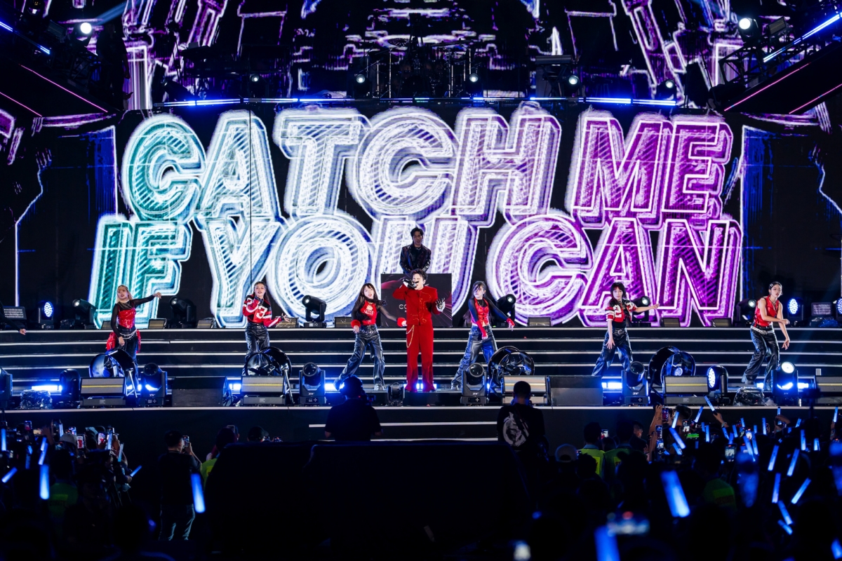 Dù đã đêm muộn, khán giả vẫn hòa mình vào những giai điệu sôi động của Quang Hùng MasterD qua các ca khúc “Catch me if you can”, “Tình đầu quá chén” và “Thủy triều”.