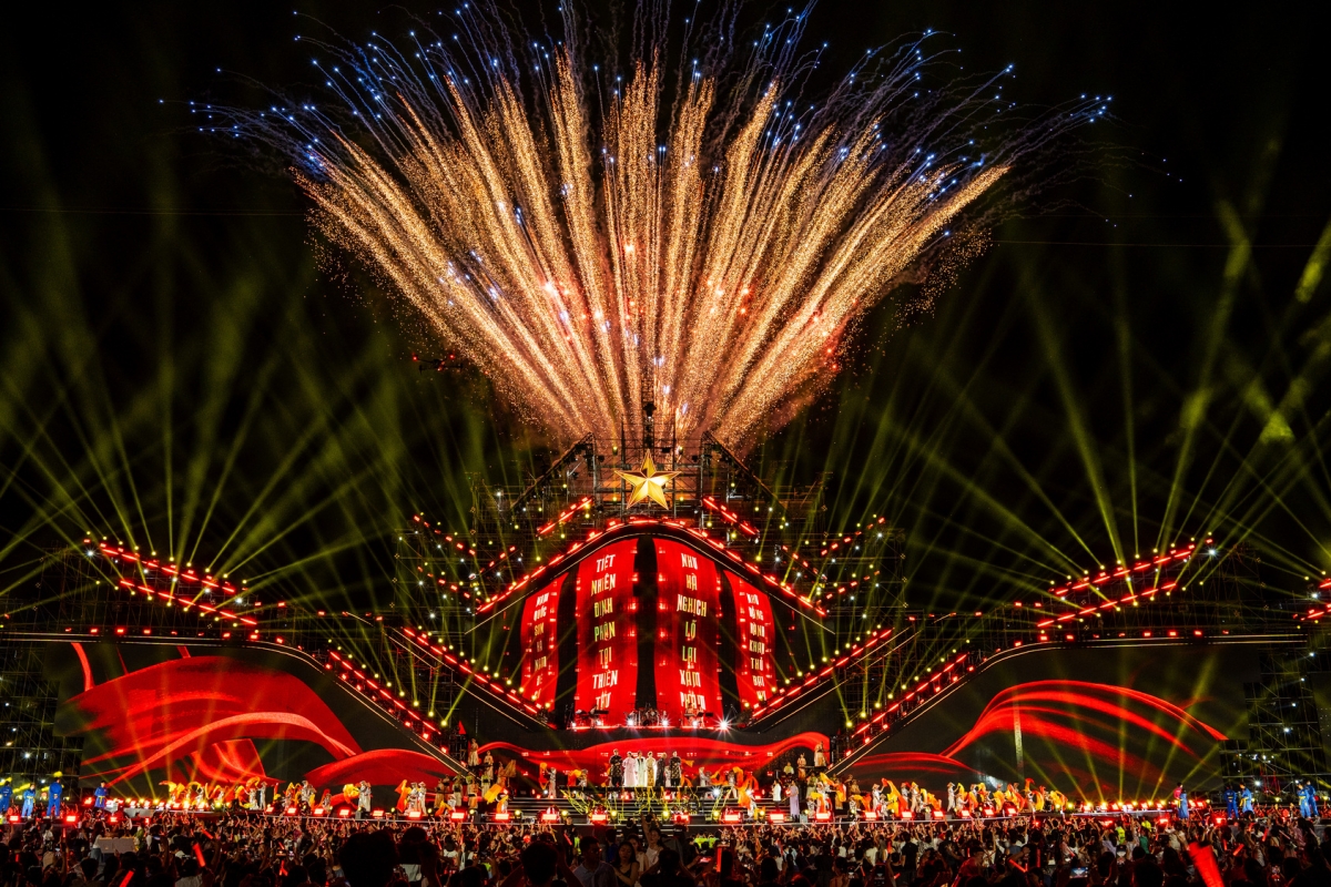  "V Concert - Rạng rỡ Việt Nam" khép lại với Medley Nam quốc sơn hà, Nối vòng tay lớn, Hào khí Việt Nam, Người Việt Nam cùng sự hòa giọng đầy tự hào của dàn nghệ sĩ.