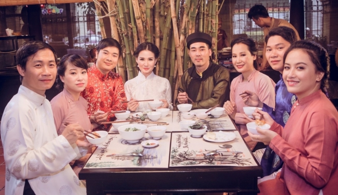 Nhạc sĩ Nguyễn Quang Long (ngoài cùng bên trái) trong video "Tứ vị Hà Thành". Ảnh NVCC