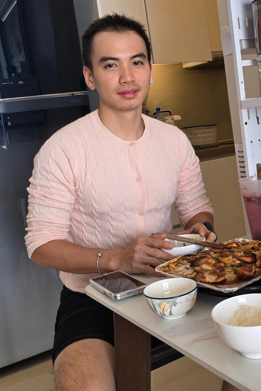 H'Hen Niê cho biết cô không nhịn được cười và gọi ông xã Tuấn Khôi là 'bà ngoại' khi thấy anh mang áo của mình ra mặc.