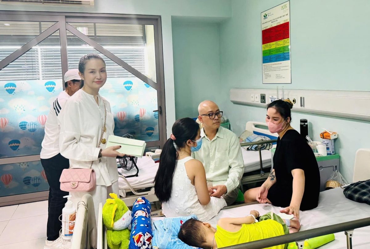 Gia đình ca sĩ Tuấn Hưng cùng Hội Nghệ sĩ trẻ Hà Nội và những người bạn vừa có buổi thăm động viên các bé tại Bệnh viện Nhi Trung ương.