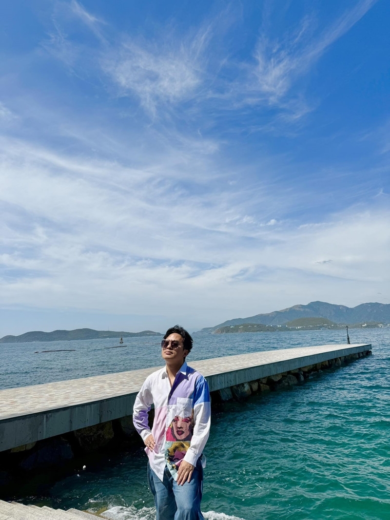 Tùng Dương hài hước nói về độ mặn của mình "chỉ có nước đại dương mới sánh kịp". Anh chia tay Nha Trang để chuẩn bị cho "concert quốc gia" tối 10/8.