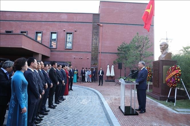 Tổng Bí thư Tô Lâm dự Lễ Khánh thành tượng Chủ tịch Hồ Chí Minh trong khuôn viên Đại sứ quán Việt Nam tại Hàn Quốc. Nguồn: TTXVN