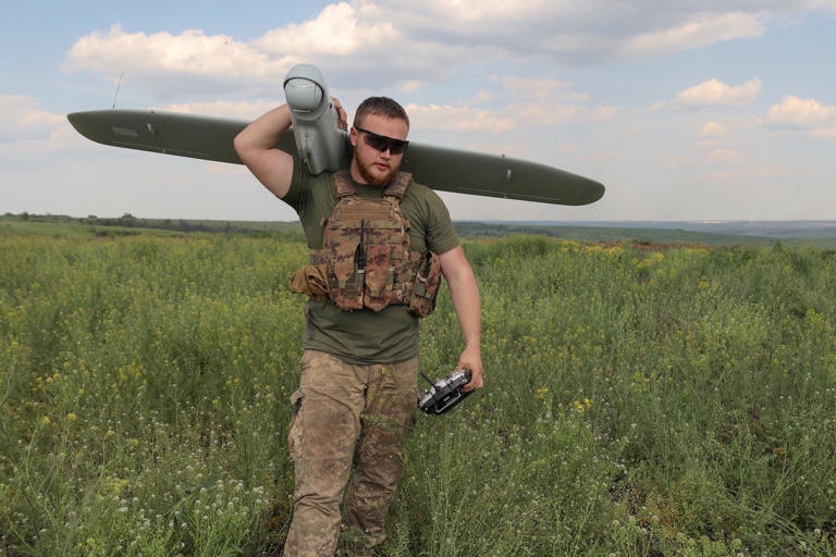 Binh sỹ Ukraine mang theo UAV tại Donetsk. Ảnh: Reuters