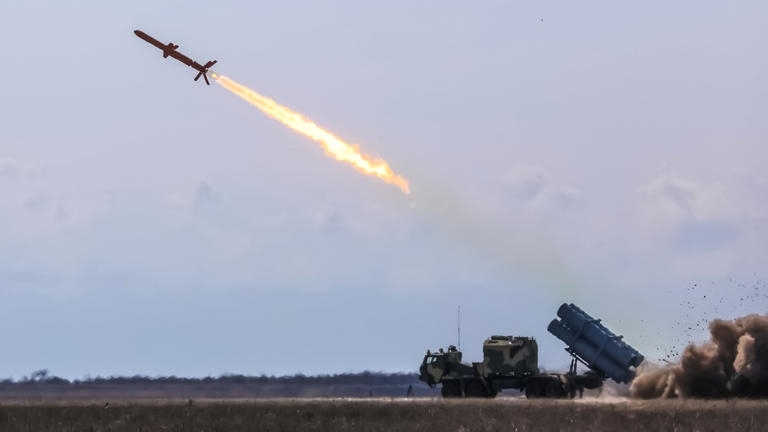 Ukraine thử nghiệm tên lửa. Ảnh: Shutterstock