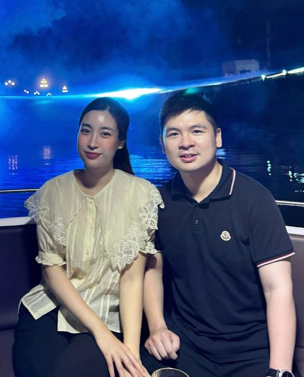 Chồng thiếu gia của Đỗ Mỹ Linh đăng ảnh cùng vợ ngồi thuyền ngắm 'dòng sông ánh sáng' ở một khu đô thị tại Tây Ninh (Long An cũ).