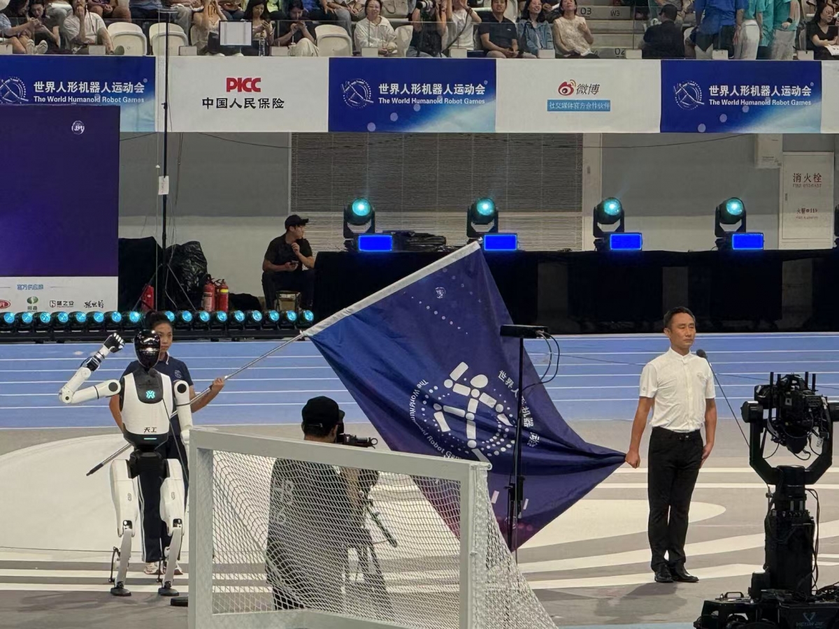 Vận động viên robot Tien Kung 2.0 Pro (trái) tuyên thệ.