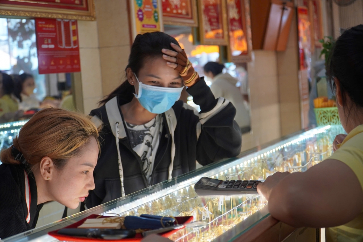 Người dân hy vọng thời gian tới, giá vàng trong nước sẽ sát với giá vàng thế giới