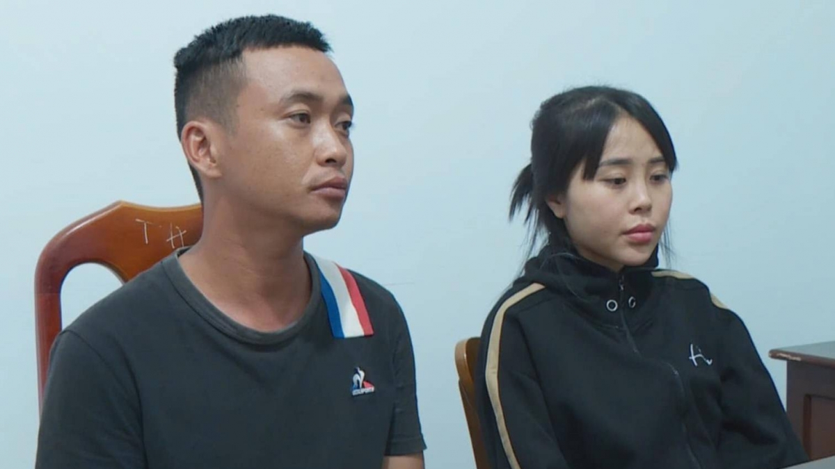 Công và Hương tại cơ quan công an.